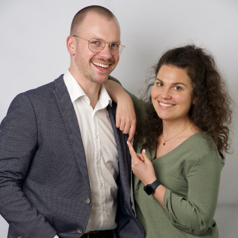 Mann und Frau, lachen, mit kurzen Haaren und Locken und Jackett